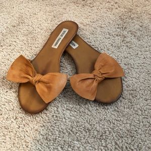 Steve madden leather bow sandal